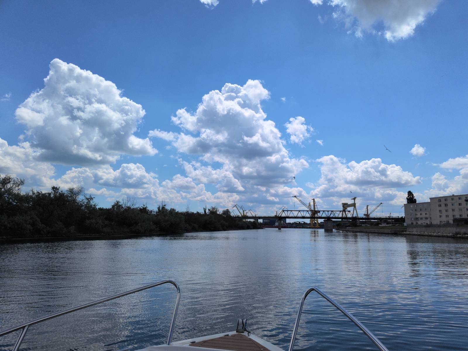 Intrare pe apă spre zonă portuară